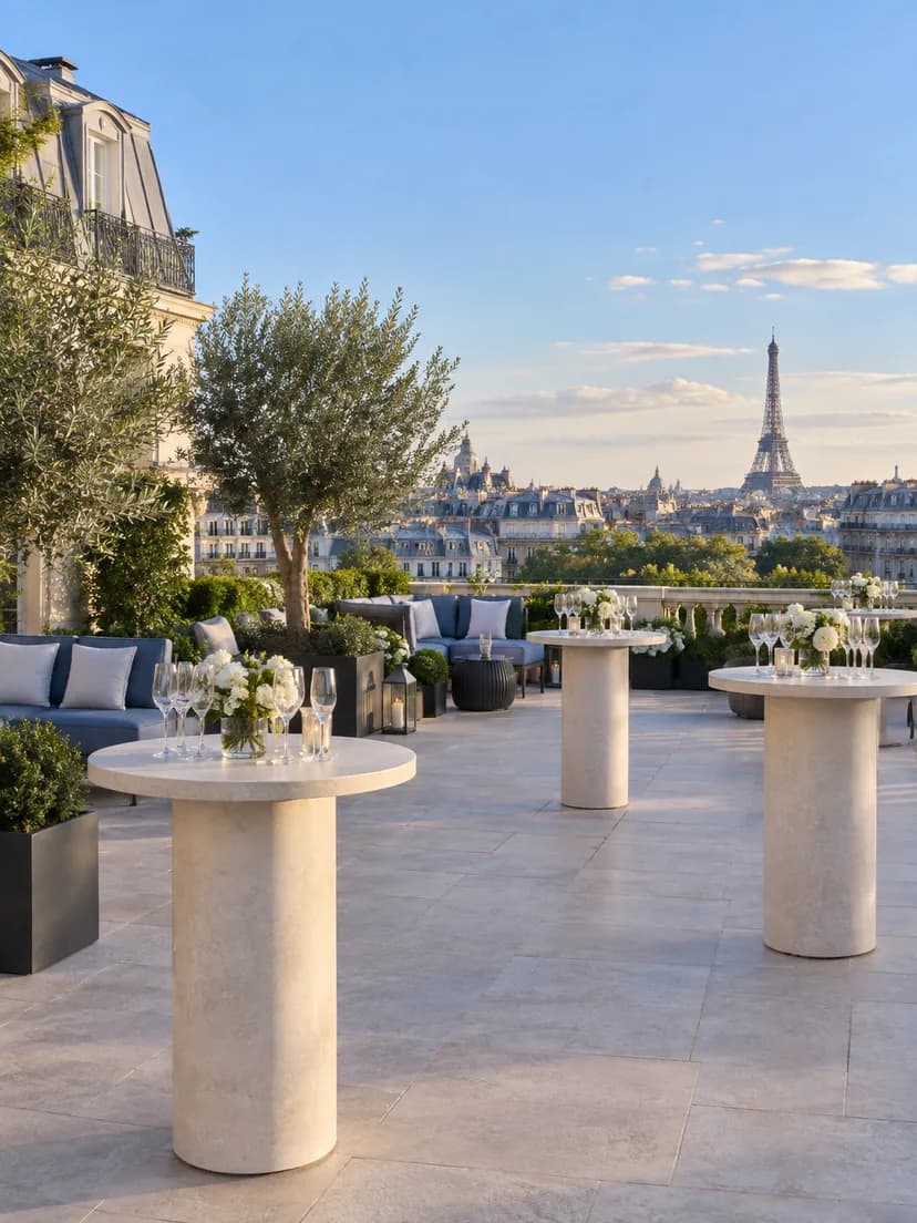 Illustration : terrasse parisienne vide préparée pour un cocktail, ciel bleu et mobilier en pierre claire.