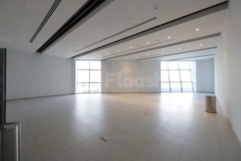 Large open meeting room at Space42 Arena in Abu Dhabi with floor access panels