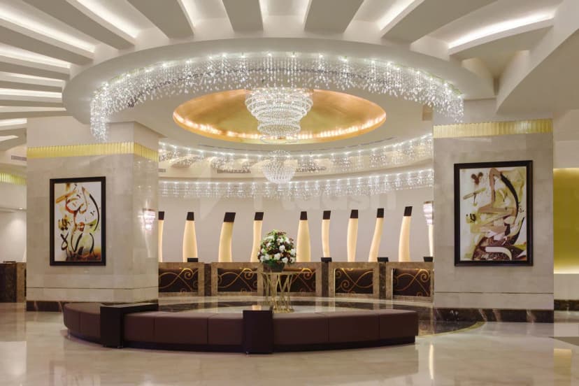 Entrance Hall at Makkah Towers Al Khalil in Makkah featuring a circular reception desk and a large crystal