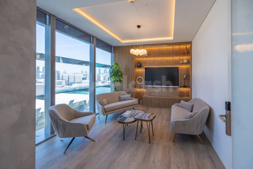 Meeting room at Cloud Spaces ADGM in Abu Dhabi with floor-to-ceiling windows overlooking the city skyline