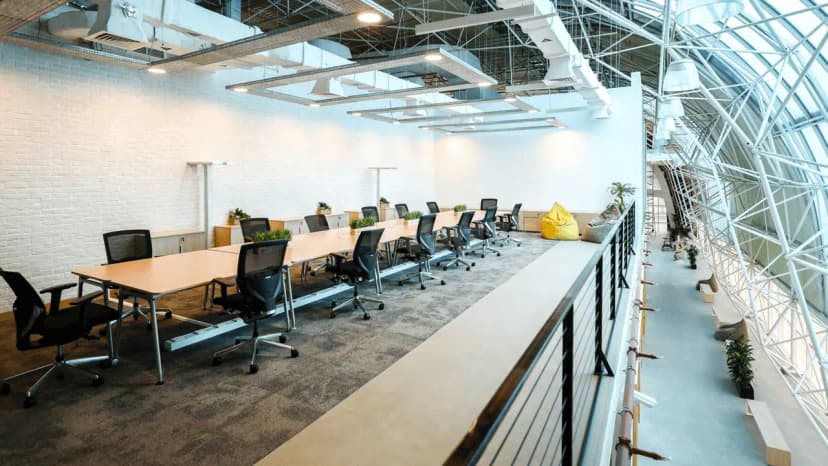 Long meeting room at Conference Hall Dubai Knowledge Park in Dubai with exposed ceiling ducts