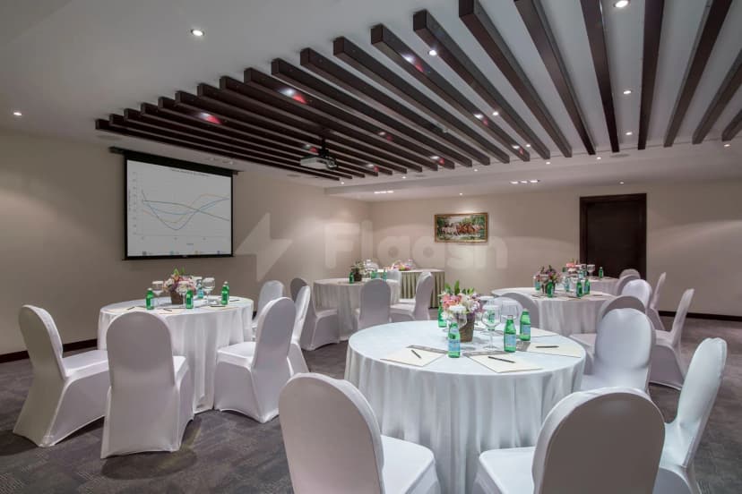 Meeting room at Metropolitan Al Mafraq Hotel in Abu Dhabi with wooden ceiling beams