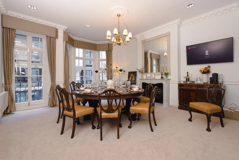 7 Stratton Street — photo 2