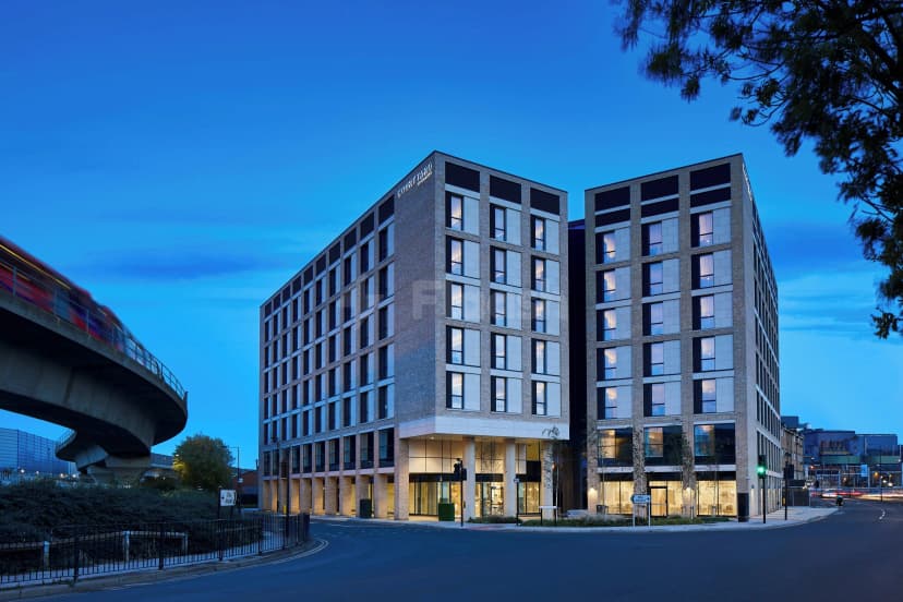 Courtyard by Marriott London City Airport — photo 1