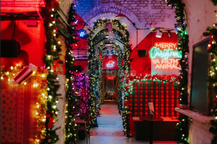 HUMBUG! Santa's Christmas Dive Bar Experience — photo 4