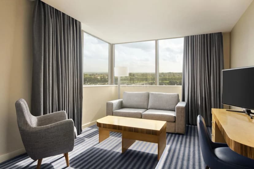 Ramada Hotel & Suites by Wyndham Coventry — photo 4
