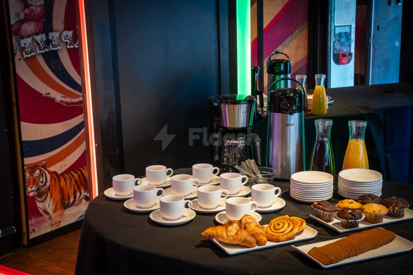 Trapeze Bar — photo 2