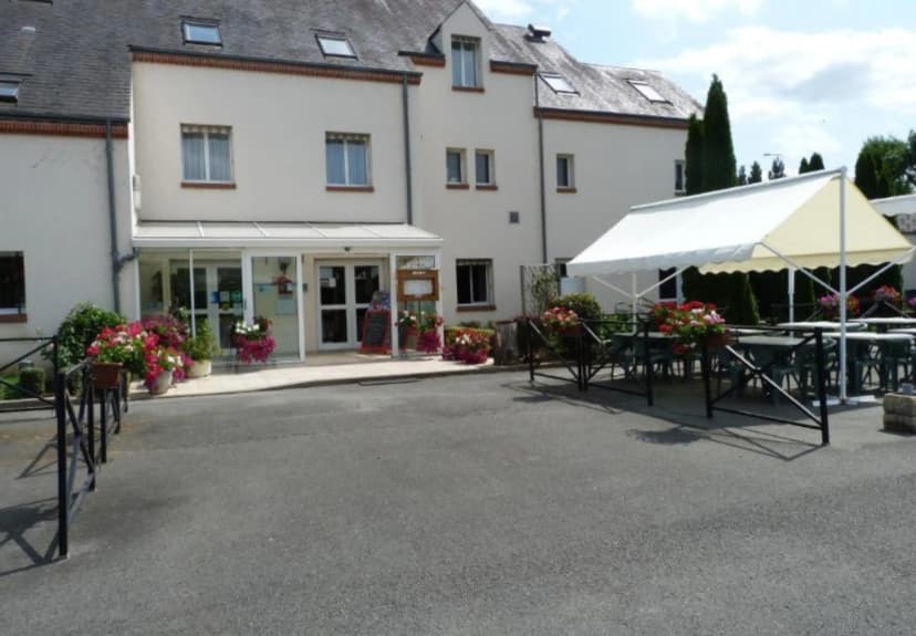 Restaurant Hôtel Logis Sully le Château — photo 1