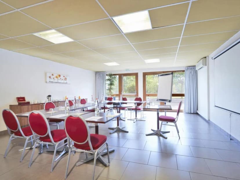 Hotel Kyriad South Lyon Saint-Genis-Laval — photo 1