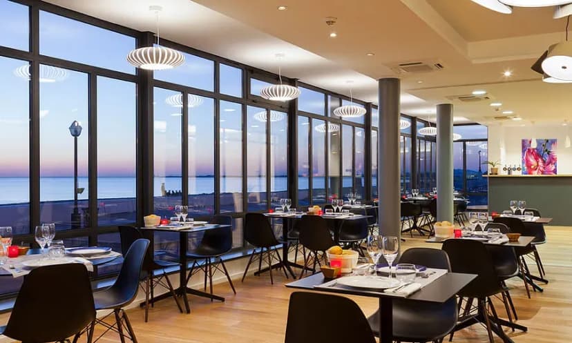 Les Flots - Hôtel et Restaurant - Chatelaillon Plage — photo 1