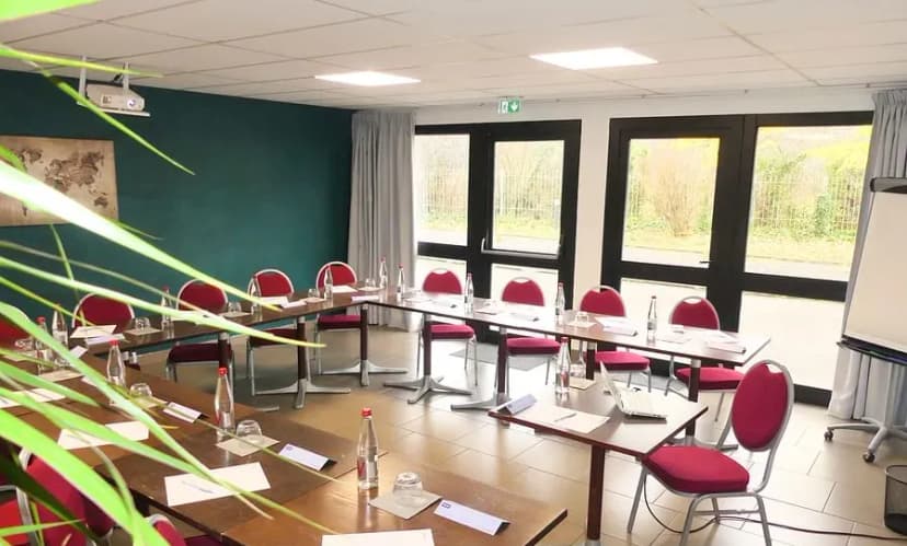 Hotel Kyriad South Lyon Saint-Genis-Laval — photo 1
