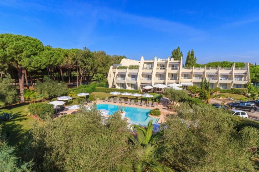 Golf Hotel — photo 1
