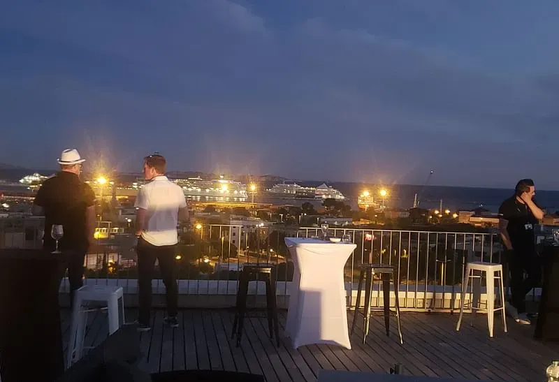 Le rooftop du Quanta café (vue sur mer) — photo 1