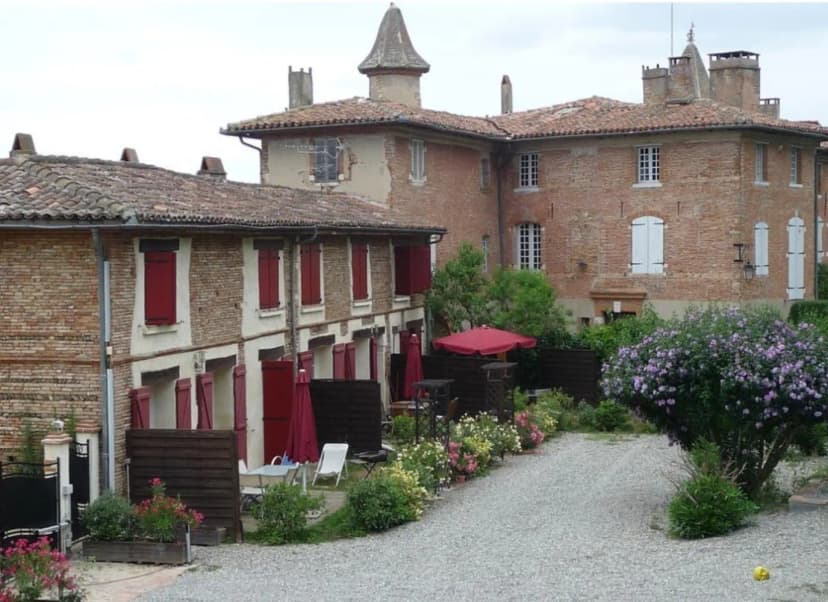 Hotel restaurant LOGIS Domaine de Peyrolade — photo 1