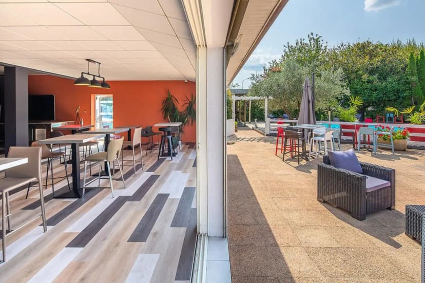 CARRÉ PAU AIRPORT HOTEL — photo 4