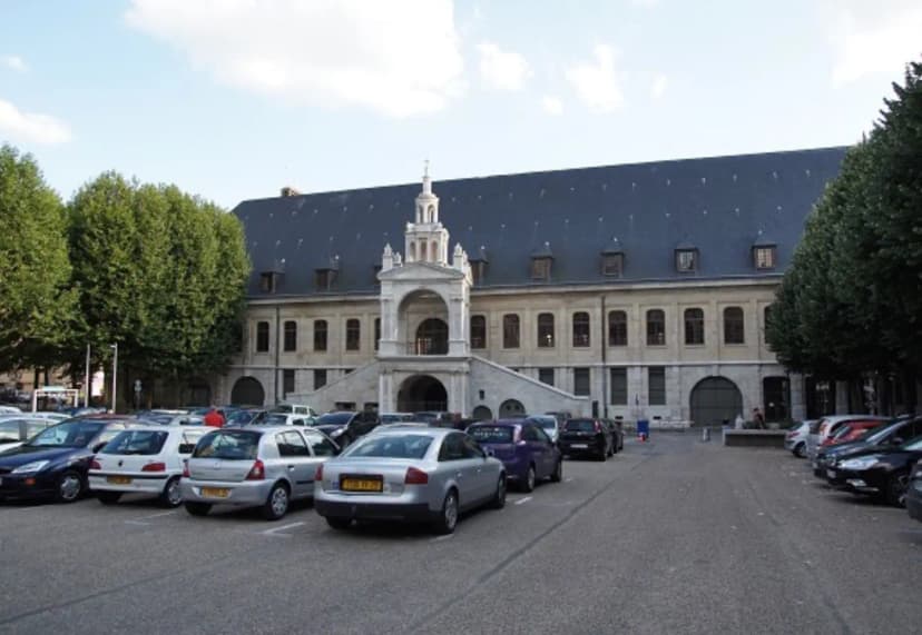 La Halle Aux Toiles — photo 1