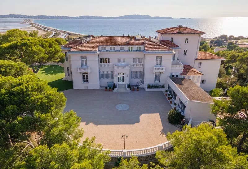 CASTEL BAY — photo 1