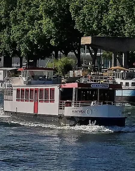Les Péniches de Paris — photo 1