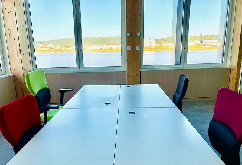 Hiptown - Bureaux fermés - Bureaux Flexibles ou Opérés - Salle de réunion - Saint-Jean — photo 4