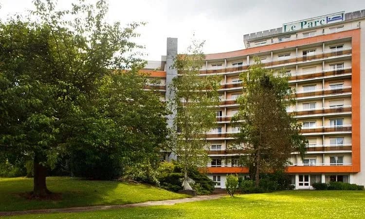 HÔTEL & APPART'HÔTEL - Brit Hotel Le Parc Vichy — photo 1